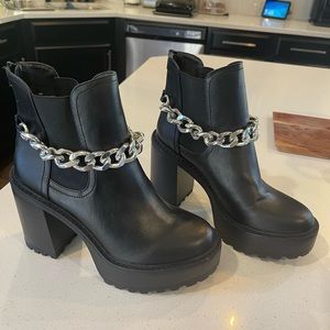 Never worn! Madden Girl Kamora platform Chelsea Boots Sz 10.